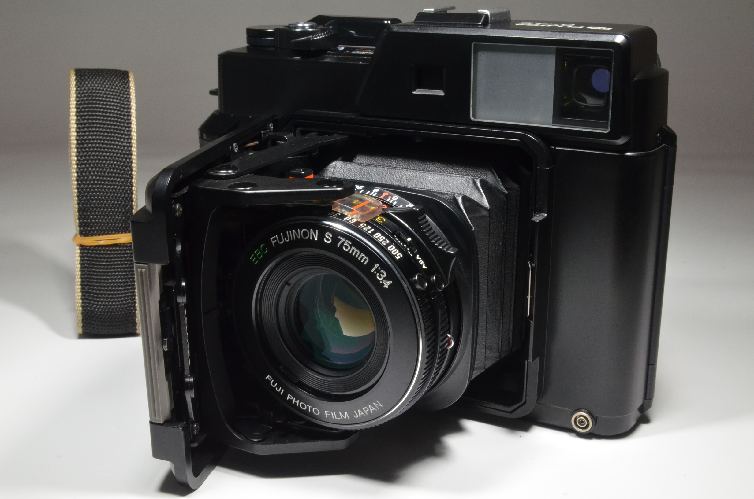 fujifilm fujica gs645 pro fujinon 75mm f3.4 medium format